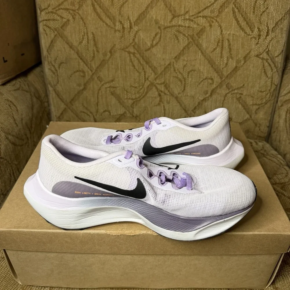 Nike Zoom Fly 5 Women's Size 7 Running Shoes Barely Grape